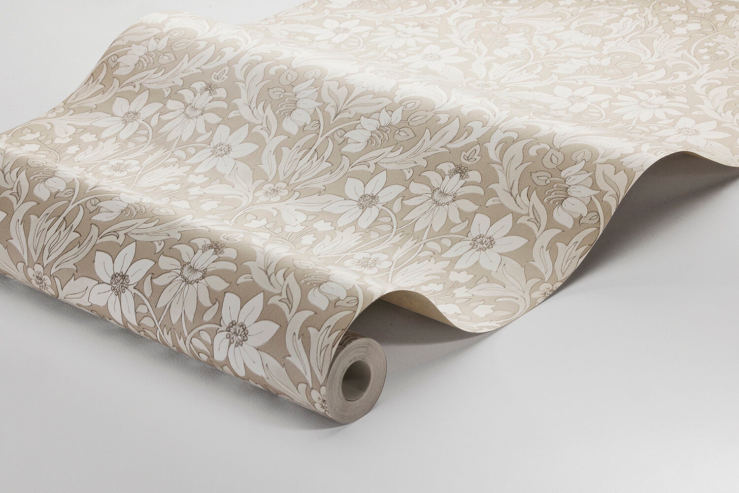 Blomsterfröjd, beige, vit och grön tapet